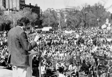 Howard Zinn addressing an antiwar rally on Boston Common in 1971..jpg